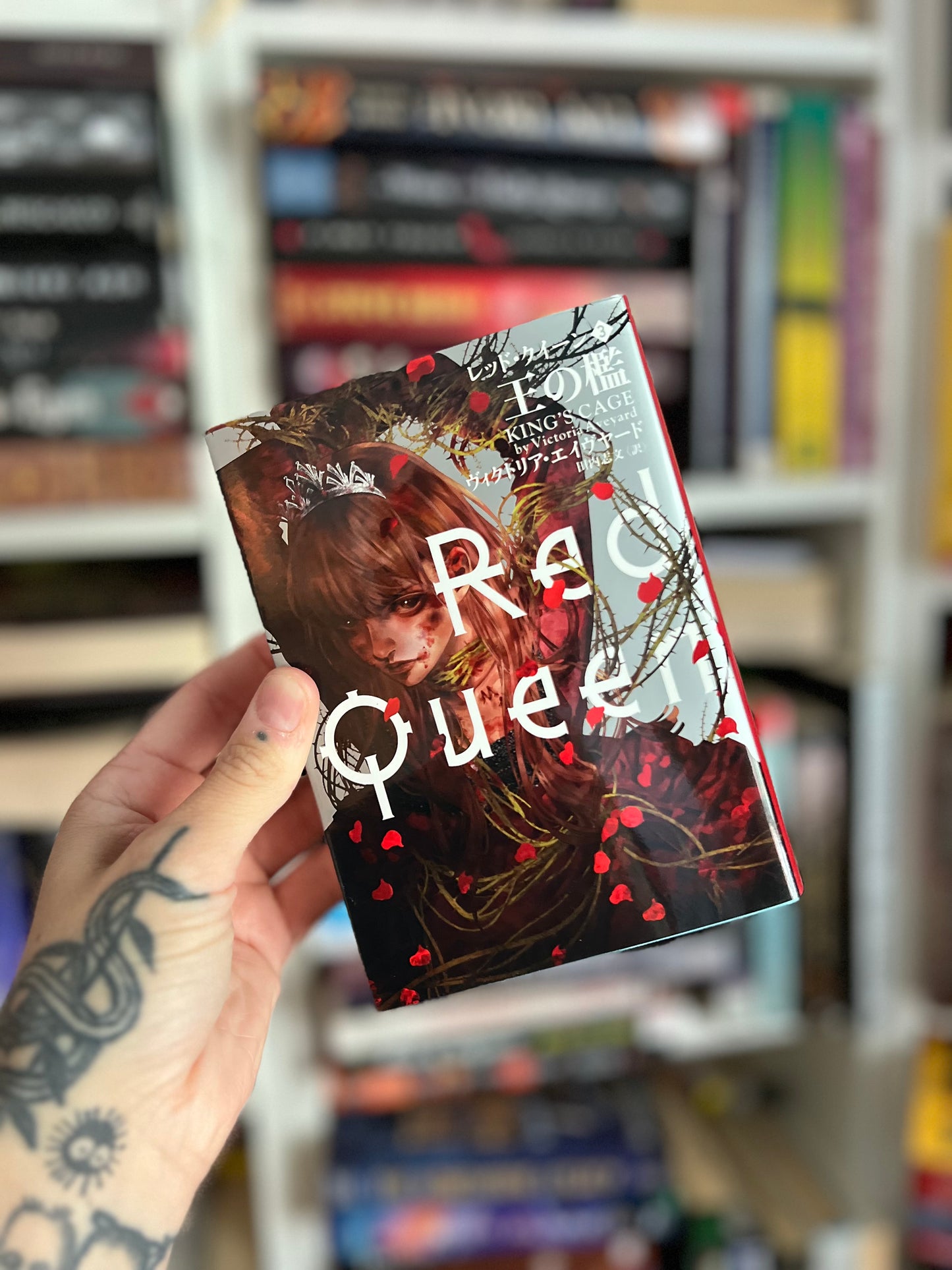 Red Queen series by Victoria Aveyard Japanese edition