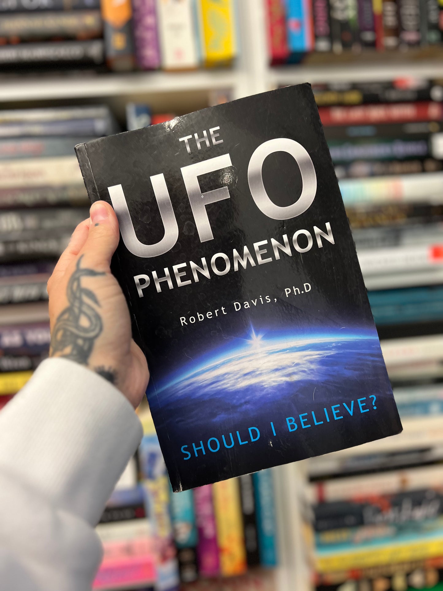 THE UFO PHENOMENON by Robert Davis, P.h.D